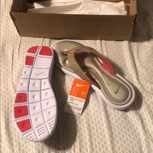 NWT Nike flip flops